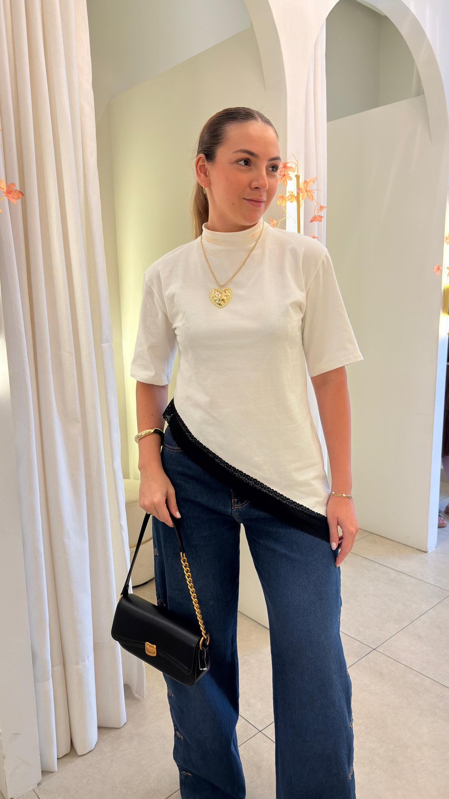 Camiseta Feminina Assimétrica em Algodão com Renda Bia