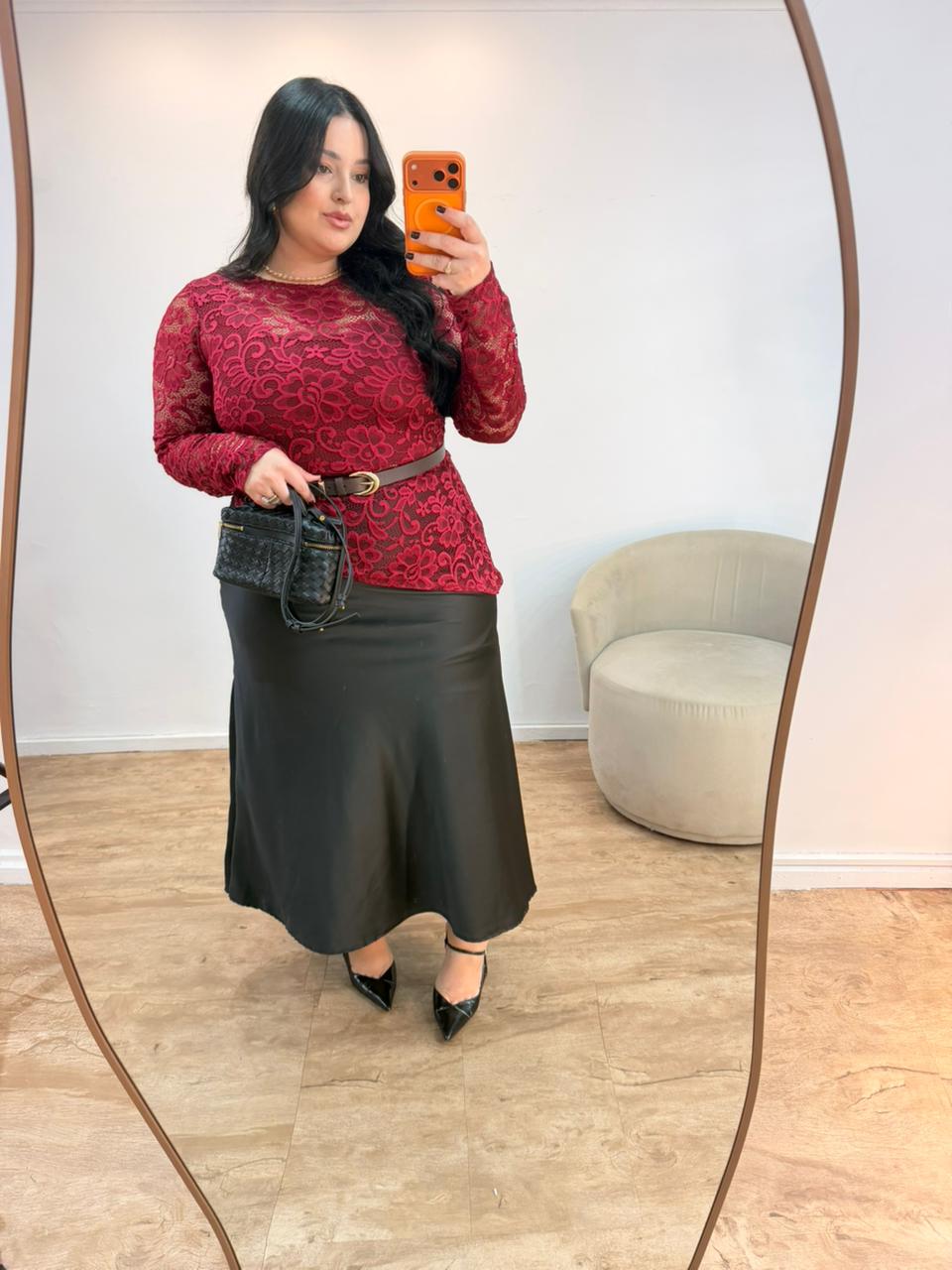 Blusa de Renda Assimétrica com Manga Longa Elegante