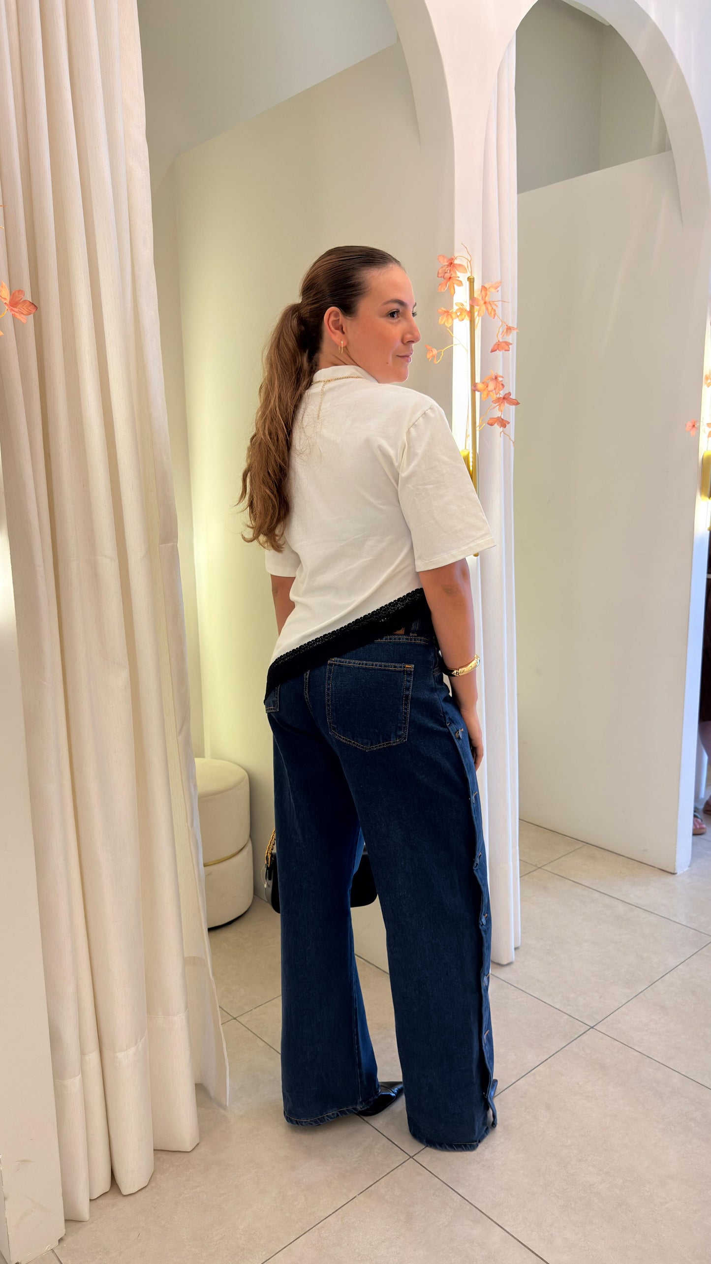 Camiseta Feminina Assimétrica em Algodão com Renda Bia