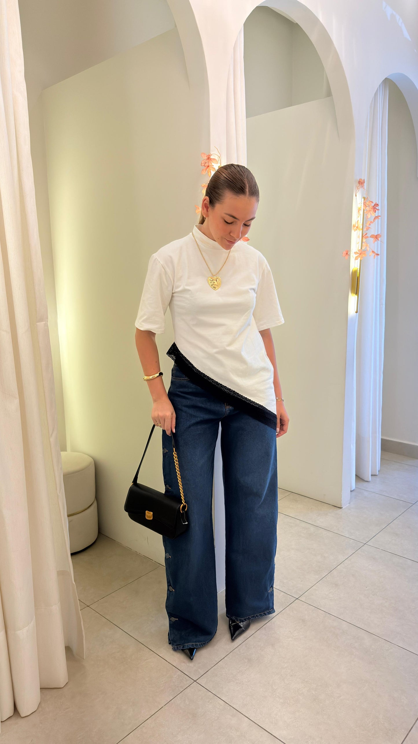 Camiseta Feminina Assimétrica em Algodão com Renda Bia