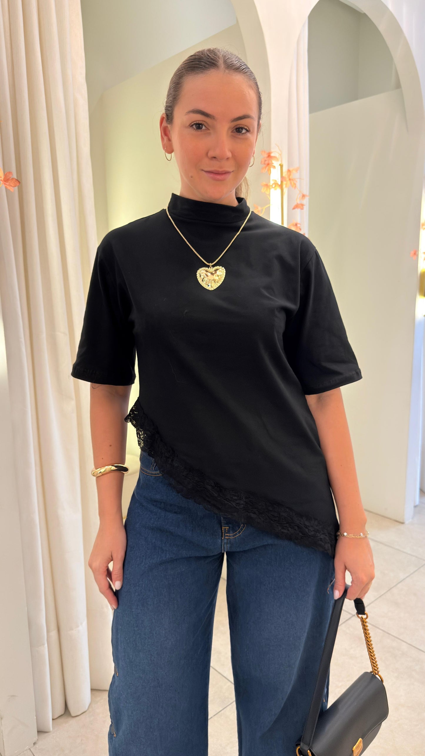 Camiseta Feminina Assimétrica em Algodão com Renda Bia