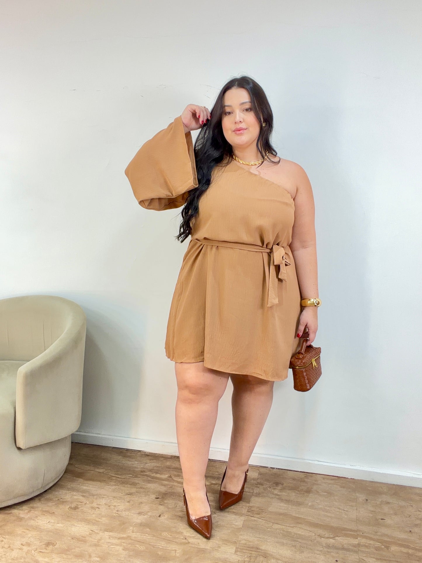 Vestido Curto Sem Manga em Crepe Elegante