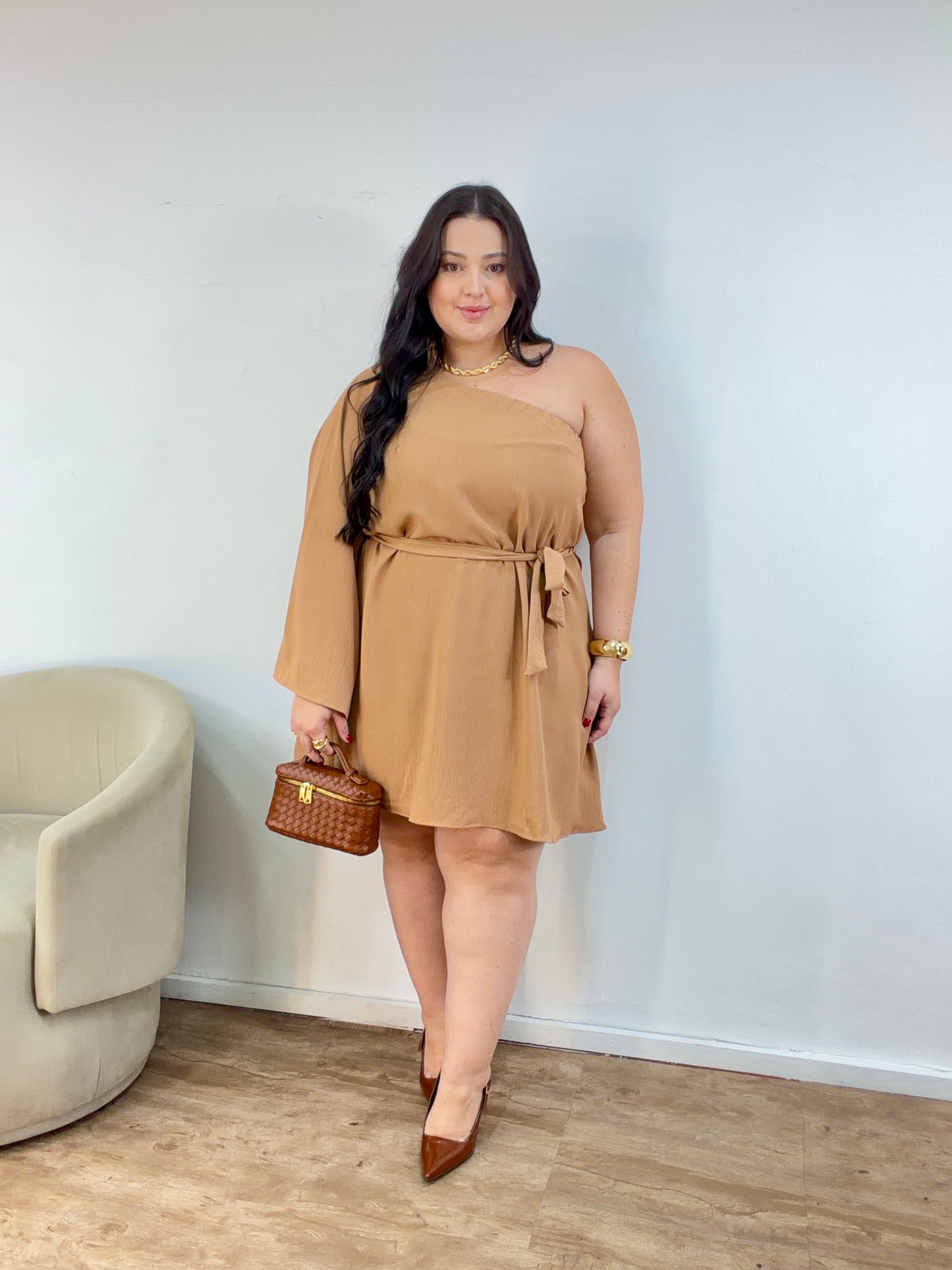 Vestido Curto Sem Manga em Crepe Elegante