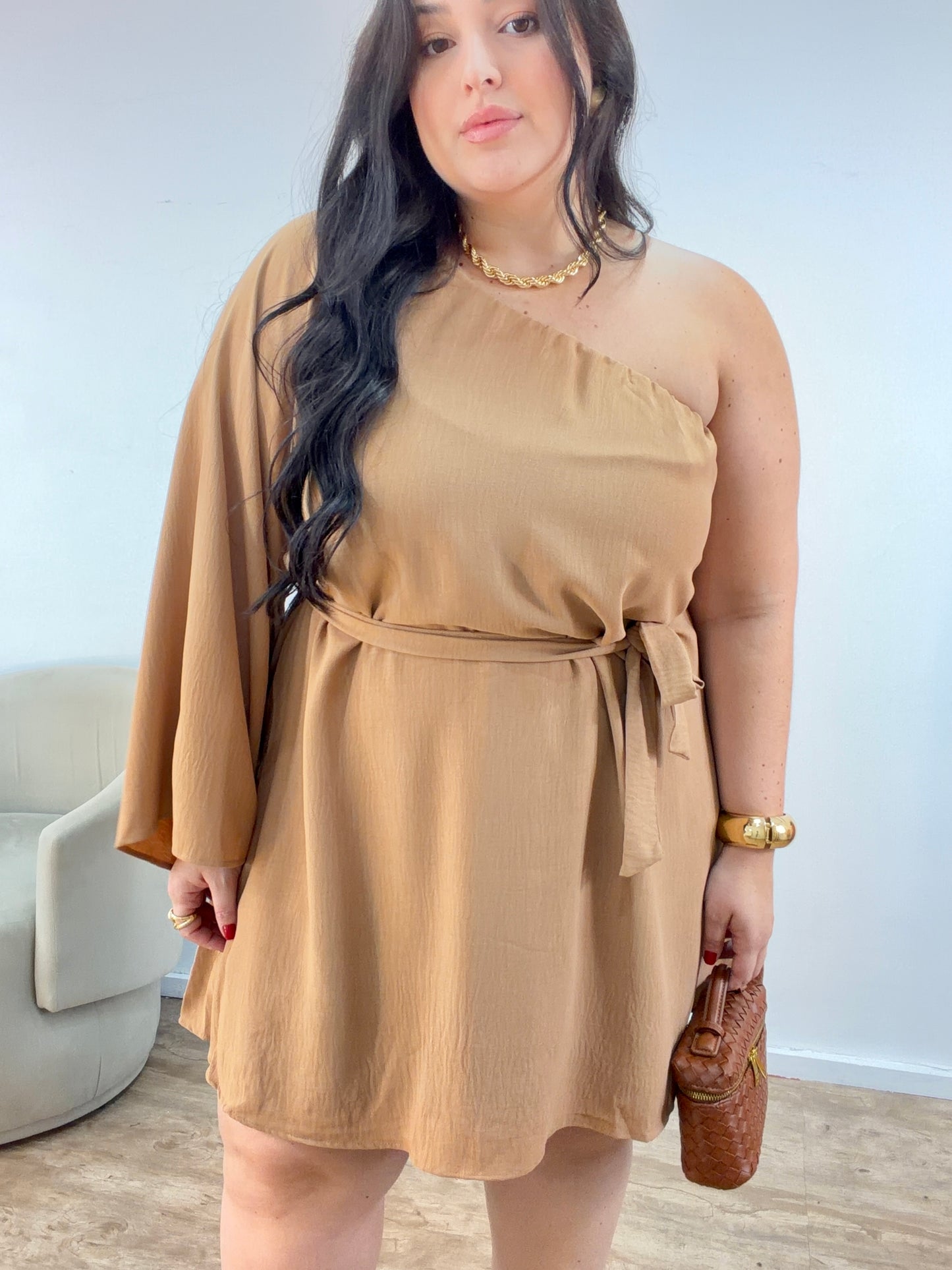 Vestido Curto Sem Manga em Crepe Elegante