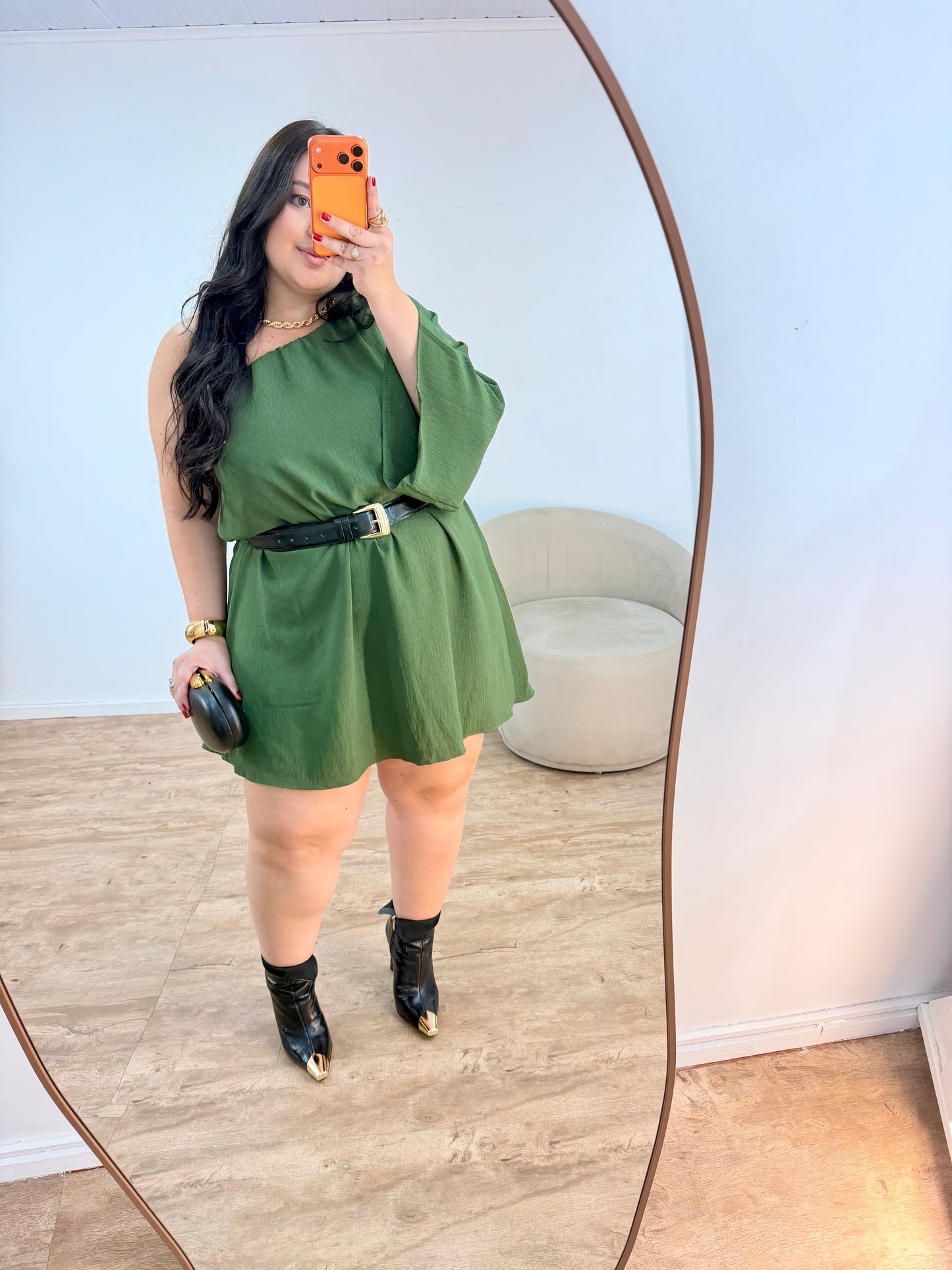 Vestido Curto Sem Manga em Crepe Elegante