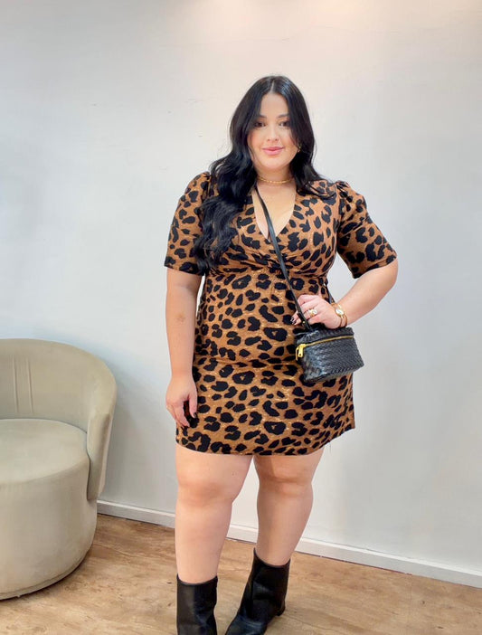 Vestido Curto Animal Print com Decote Transpassado