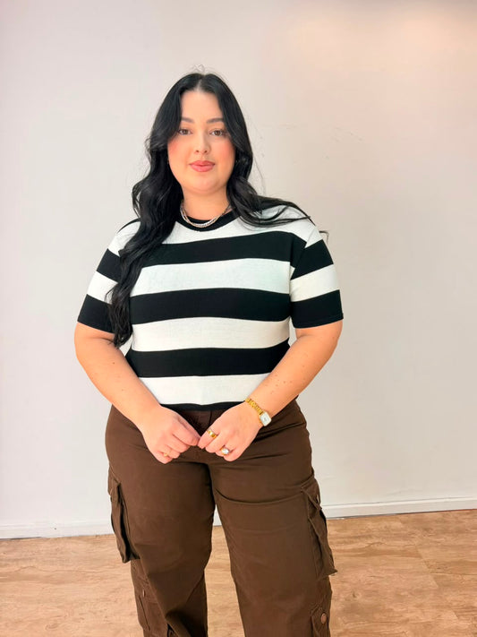 T-shirt cropped em tricô listrada