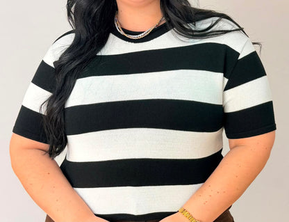 T-shirt cropped em tricô listrada