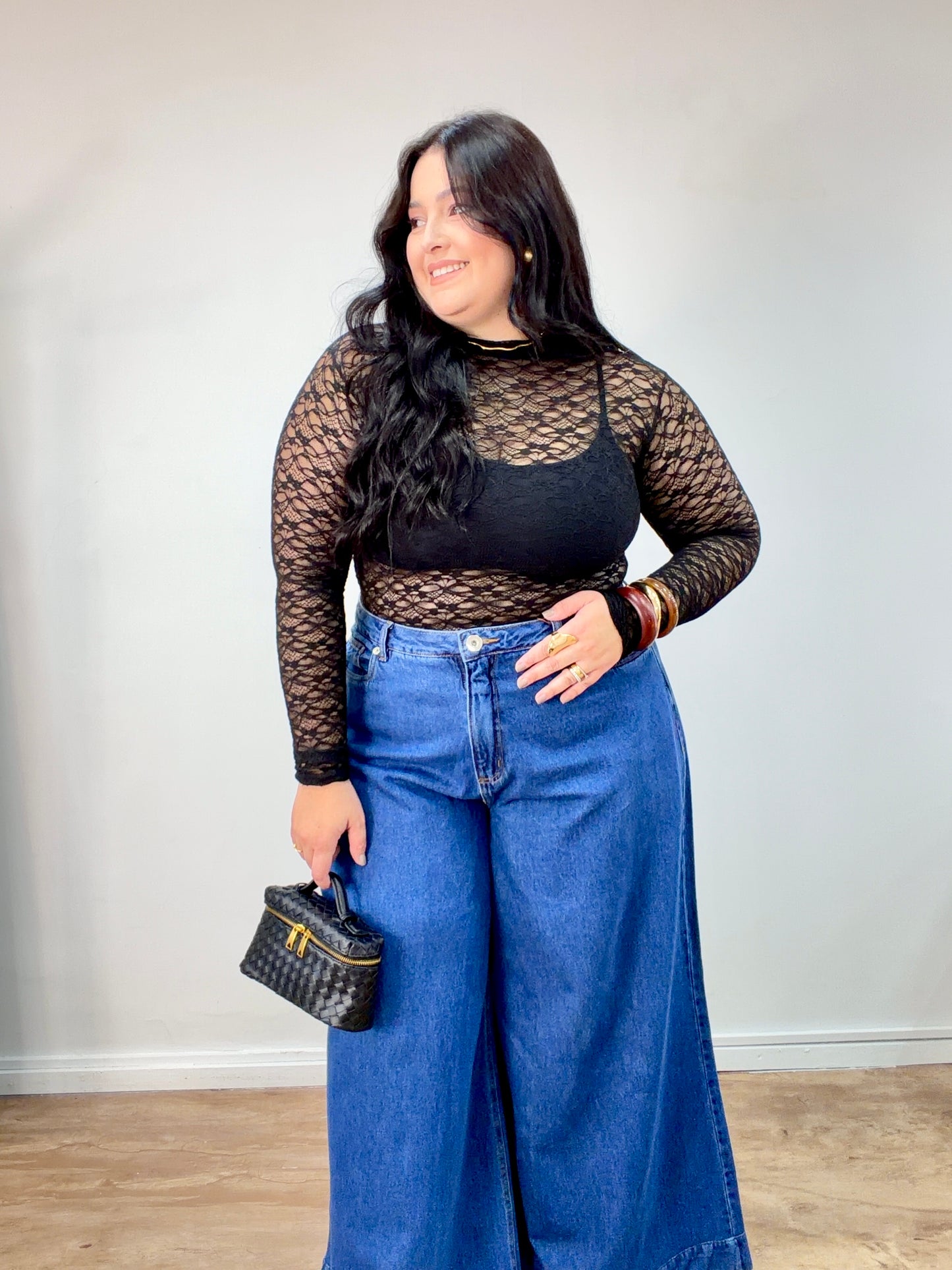 Blusa Feminina de Renda Elegante e Sofisticada